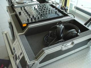 <b>FLIGHT CDJ200</b><br />
Voici un FLYER réalisé sur mesure pour une platine CDJ 200 avec une table de mixage et un casque DJ's.