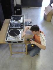 <b>Table de mixage DJ HIP-HOP</b><br />
Flyer pour 2 platines vinyles et une table de mixage mobile, spécialement conçue sur mesure avec connectique en façade.